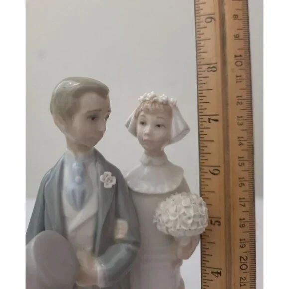Vtg Retired LLADRO Wedding Bride & Groom Porcelain Figurine #4808 7.75" - Spain - Picture 4 of 4